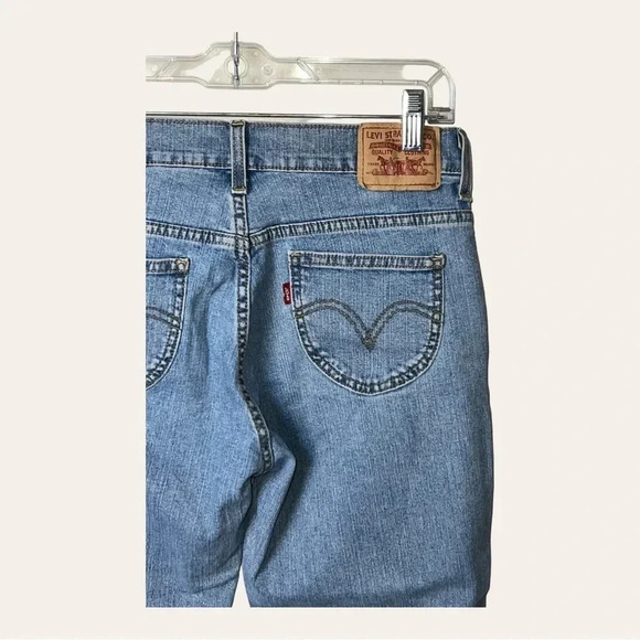 0017W. LEVI’S CAPRIS SLIT ON‎ SIDE LIGHTER WASH SIZE 6 - Picture 9 of 11